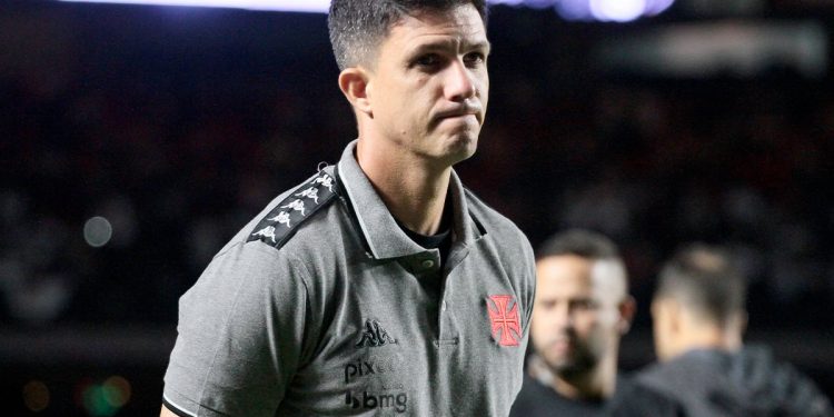 Torcida do Vasco resgata declaração de Barbieri sobre o Santos e prova que treinador errou em tudo