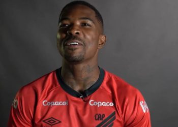 Vasco mira em Cacá para reforçar a zaga