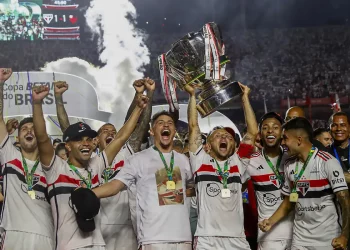 Vasco quer meia titular do São Paulo