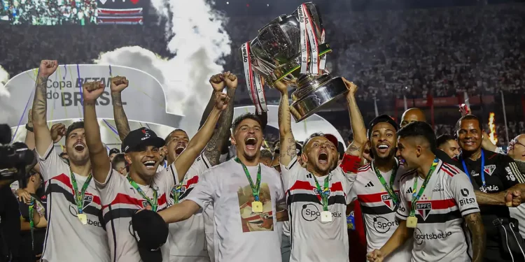 Vasco quer meia titular do São Paulo