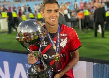 Vasco quer zagueiro que atua na Rússia; confira