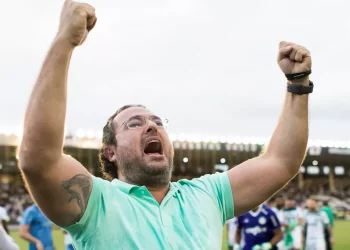 Vasco tem negociações com grande diretor para assumir vaga de Bracks