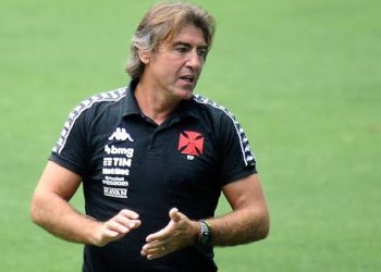Ex-Vasco, Sá Pinto ganha destaque no Chipre