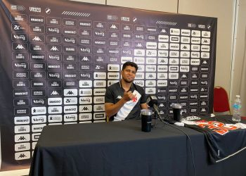 Robert Rojas é apresentado no Vasco e afirma: “Vamos brigar por tudo”