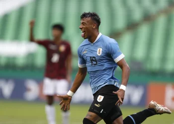 Alvo do Vasco marca hat-trick e torcida pede contratação