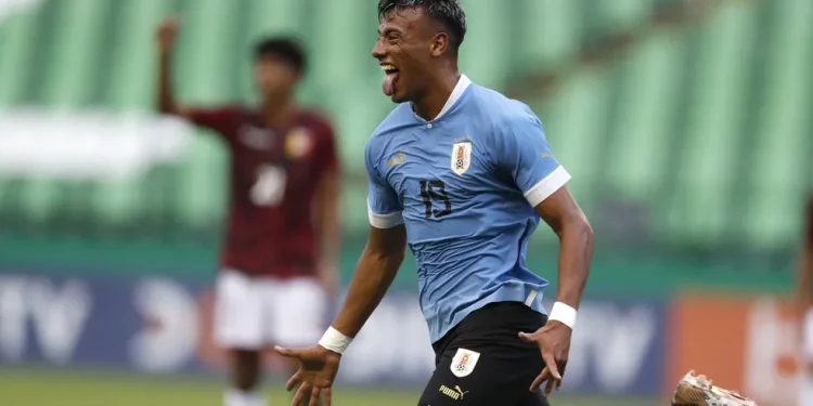 Alvo do Vasco marca hat-trick e torcida pede contratação