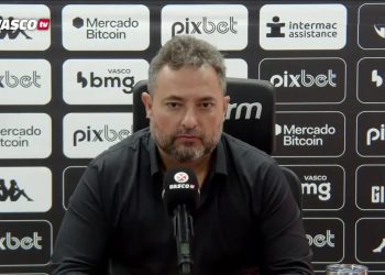 Diretor de futebol do Vasco vai revoltado para coletiva de imprensa e cobra FERJ por uma melhora na arbitragem do Cariocão
