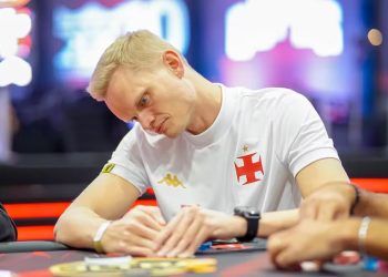 Chamou atenção! Alemão usa camisa do Vasco em torneio de poker mais caro do Brasil