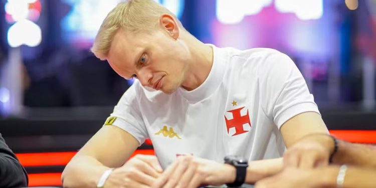 Chamou atenção! Alemão usa camisa do Vasco em torneio de poker mais caro do Brasil