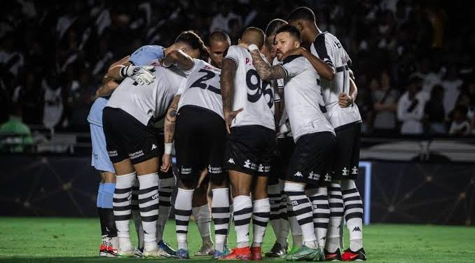 “Errou tudo” Torcida do Vasco reclama nas redes após partida ruim de atacante