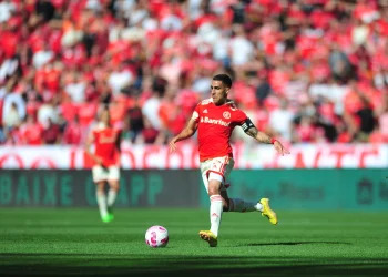 Vasco sonda volante com bastante bagagem no futebol