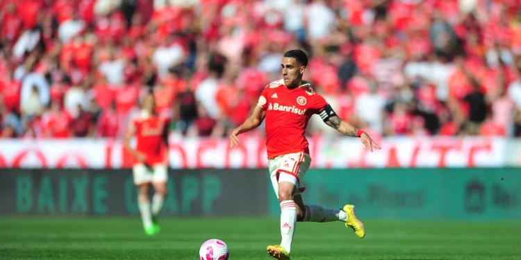 Vasco sonda volante com bastante bagagem no futebol