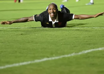 Leandrinho, do Vasco, dedica gol a mãe: “Tenho certeza que está orgulhosa de mim”