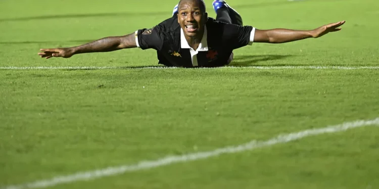 Leandrinho, do Vasco, dedica gol a mãe: “Tenho certeza que está orgulhosa de mim”