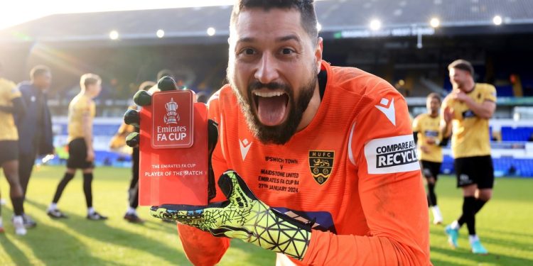 Ex-Vasco brilha na Inglaterra e elimina times conhecidos na Copa