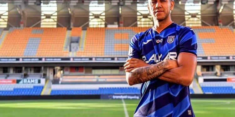 Ex-Vasco, Souza surpreende e assina com novo clube