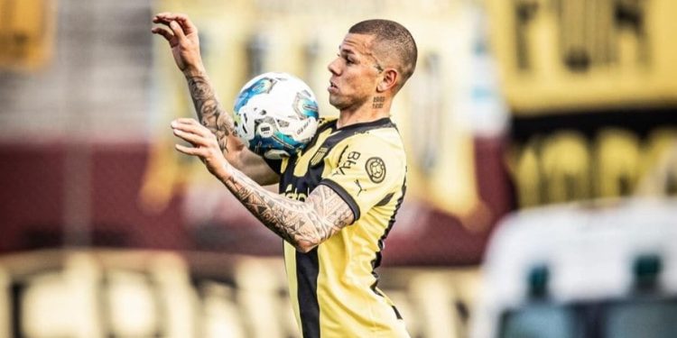 Zagueiro do Peñarol é oferecido ao Vasco