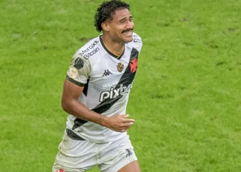 Lateral ex-Vasco está perto de assinar com clube brasileiro