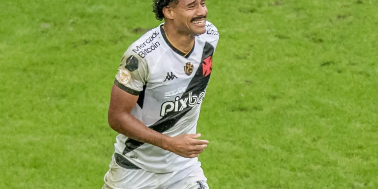Lateral ex-Vasco está perto de assinar com clube brasileiro