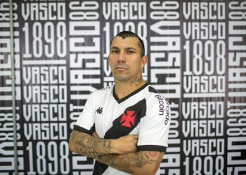 Medel descarta gigante sul-americano e afirma: "Estou feliz no Vasco"