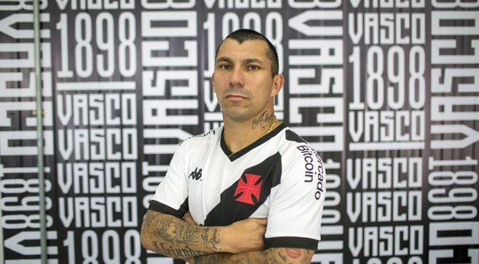 Medel descarta gigante sul-americano e afirma: "Estou feliz no Vasco"