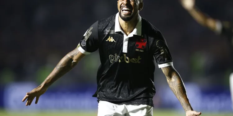 Paulinho elogia elenco durante a pré-temporada e acredita em 2024 melhor para o Vasco