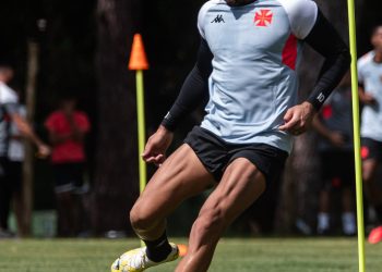 Payet aparece em ótima forma física e anima torcedores do Vasco