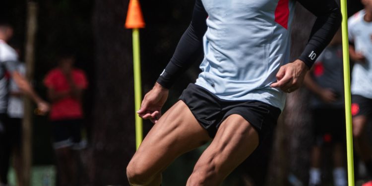 Payet aparece em ótima forma física e anima torcedores do Vasco