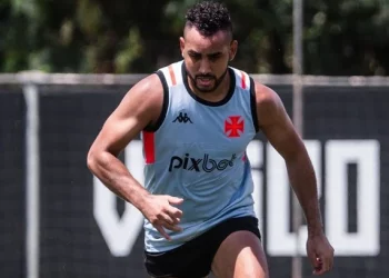 Payet, do Vasco, ganha na corrida de Paulo Henrique