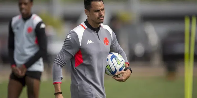 Preparador físico do Vasco elogia elenco e fala sobre trabalho com Ramón Diaz: "Temos um grupo extremamente trabalhador"