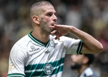 Tem vaga? Slimani pode sair do Coritiba