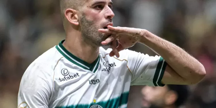 Tem vaga? Slimani pode sair do Coritiba