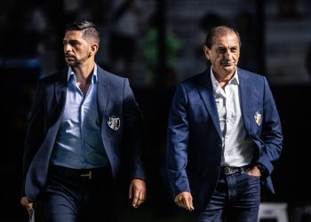 Vasco: Três jogadores retornam do Uruguai para jogarem o Carioca; confira