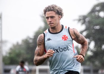 Vasco anuncia saída de atacante