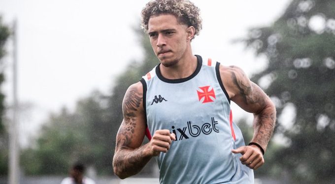 Vasco anuncia saída de atacante