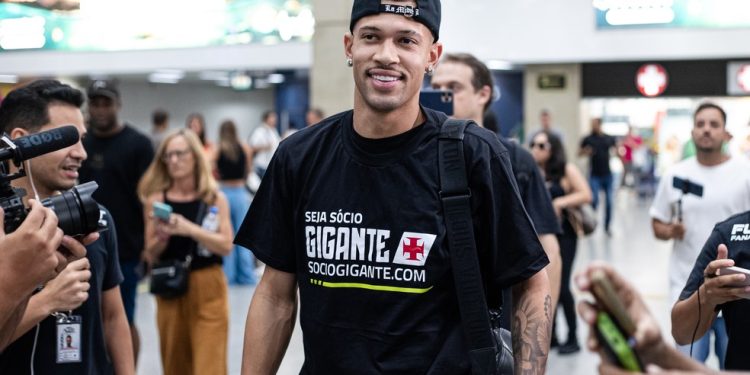 Vasco aposta na recuperação de João Victor e espera que zagueiro retome sua grande fase no Brasil