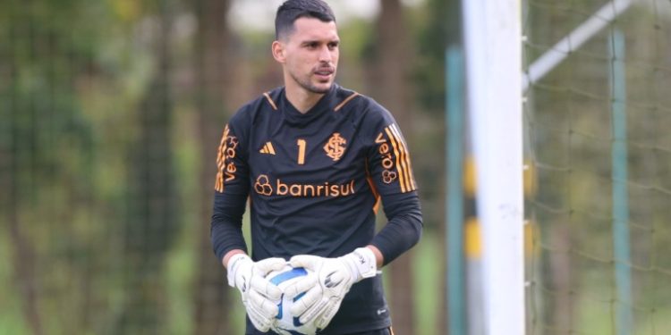 Vasco empresta goleiro após chegada de Keiller
