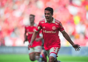 Vasco fica de olho em De Pena, mas também quer outro jogador do Inter