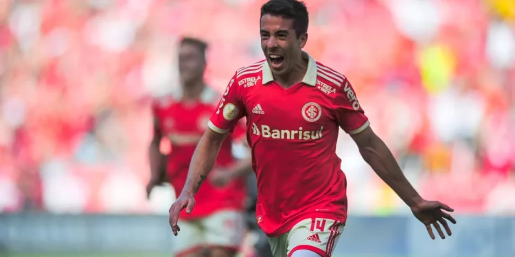 Vasco fica de olho em De Pena, mas também quer outro jogador do Inter