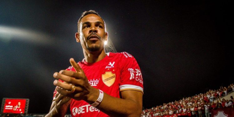 Alvo do Vasco, Fernando deixa o Vila Nova e fecha com gigante brasileiro