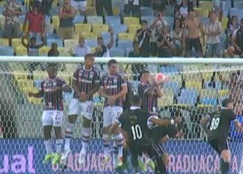 Comissão do VAR viu pênalti de Cano, mas árbitro não quis marcar; Vasco ficou revoltado