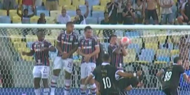 Comissão do VAR viu pênalti de Cano, mas árbitro não quis marcar; Vasco ficou revoltado