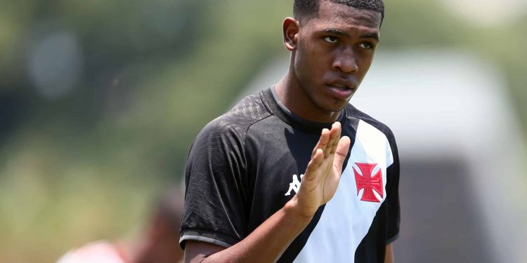 Comissão técnica do Vasco não quer ficar colocando Rayan com o peso de ser o substituto de Vegetti