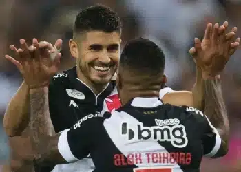 Corinthians anuncia ex-Vasco