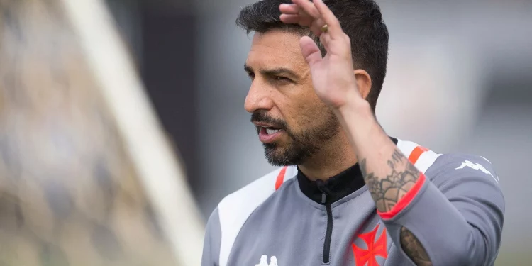 "Fomos horríveis!" Emiliano detona atuação do Vasco contra o Água Santa e elogia reação no final