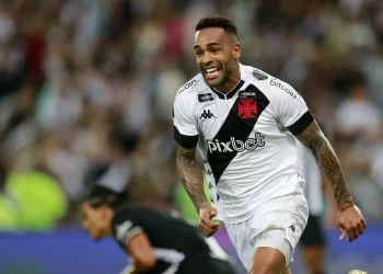 Ex-Vasco, Alex Teixeira define seu futuro