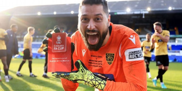 Ex-Vasco classifica time da 6ª divisão inglesa nas oitavas da FA Cup e dispara: "Pequenos pagam melhor que Séries A e B do Brasil"