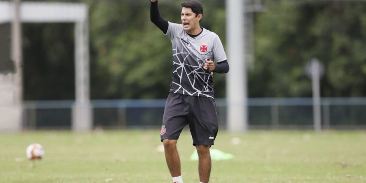 Ex-técnico do base do Vasco assina com novo clube