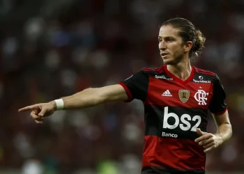 Filipe Luís pede, e Flamengo contrata atacante que ganhou 19 títulos no Vasco