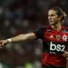 Filipe Luís pede, e Flamengo contrata atacante que ganhou 19 títulos no Vasco